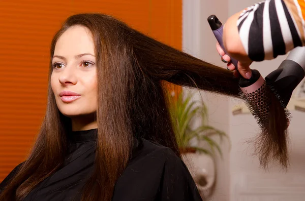 Flickan gör håret i frisörsalongen — Stockfoto