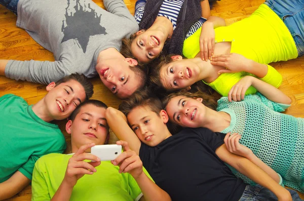 Teenage friends having fun on the floor — Stock Photo, Image