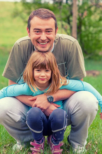 Pai e filha se divertindo na natureza — Fotografia de Stock