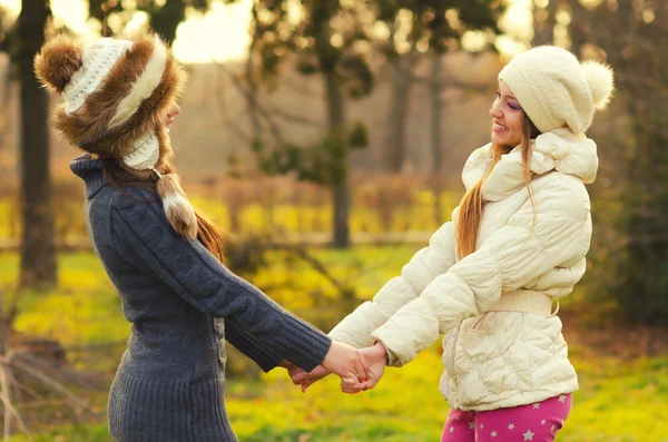 Deux belles filles se tenant la main dans le parc — Photo