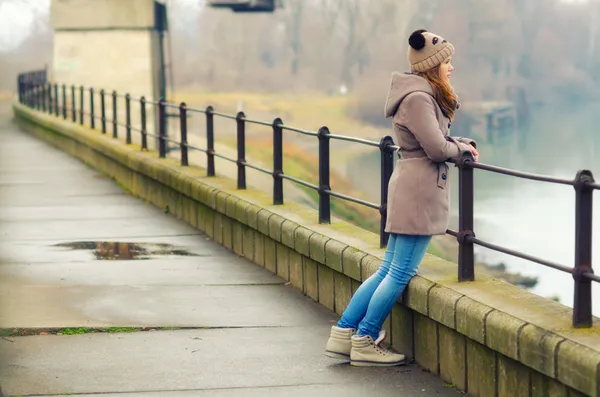 Lonely teenage girl standing outdoor on cold winter day — Stock Photo, Image