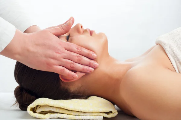 Jonge vrouwen krijgen een gezicht massage — Stockfoto
