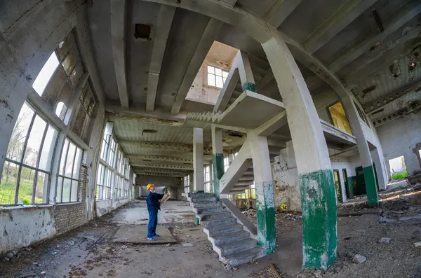 Ingenieur untersucht alte verlassene Fabrik — Stockfoto