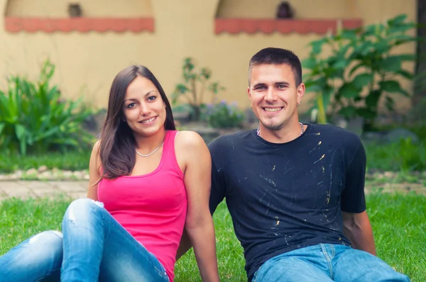 Pareja joven divirtiéndose en el jardín — Foto de Stock