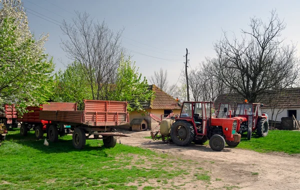 Traktor dan trailer di pertanian kuno — Stok Foto