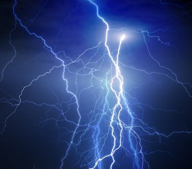 ağır yaz fırtınası sırasında büyük Lightning'ler
