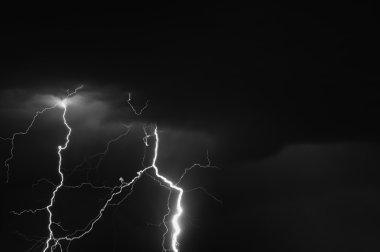 Gök gürültüsü, Lightning'ler ve yağmur getiren büyük fırtına