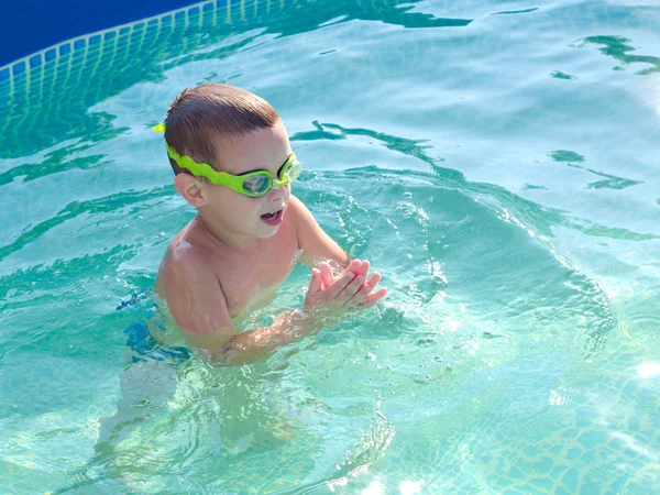 Liten pojke bada i poolen — Stockfoto