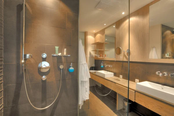 Dusche in einem schönen Badezimmer — Stockfoto