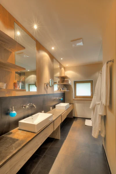 Большая ванная комната — стоковое фото