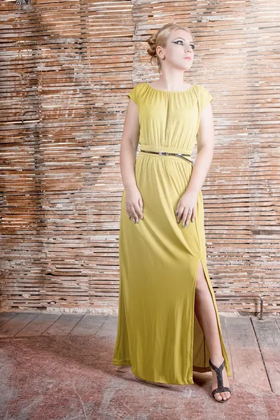 Modell in einem langen Kleid — Stockfoto
