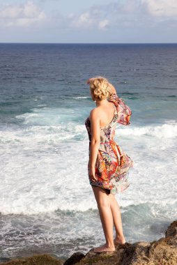 güzel bir kadın denize bakarak