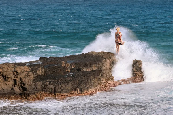 Mujer aventurera disfrutando de grandes olas — Foto de Stock