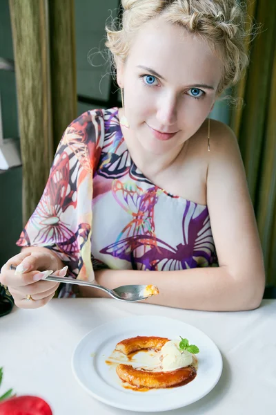 美しい女性のデザートを食べること — ストック写真