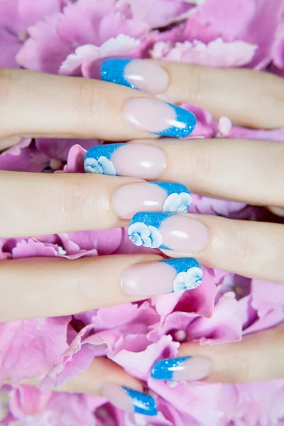 Manicure in blauw — Stockfoto