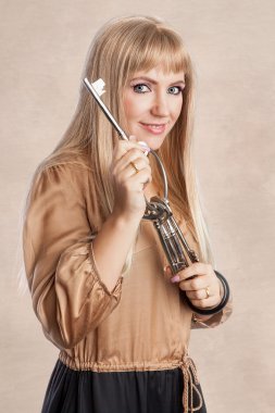 büyük bir anahtar tutan kadın