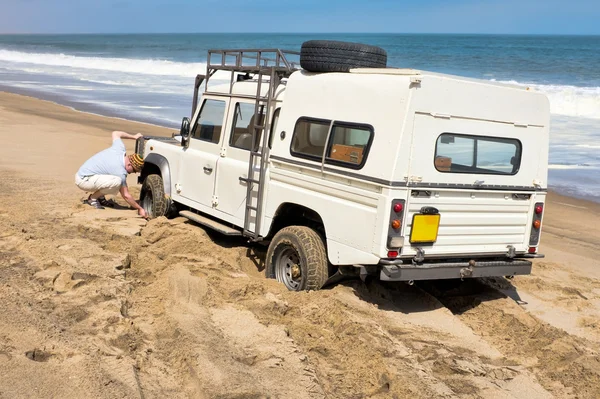 Auto 4x4 bloccata nella sabbia — Foto Stock