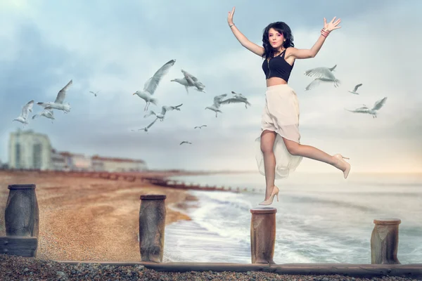 Frau am Strand — Stockfoto