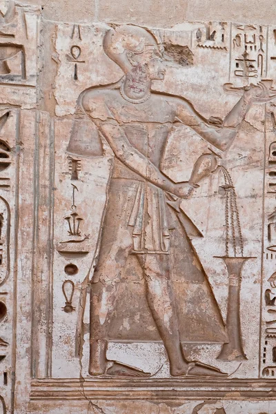 Antike ägyptische Hieroglyphen-Schnitzerei in medinet habu — Stockfoto