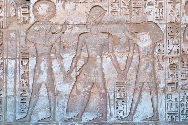 Escultura hieroglífica egípcia antiga em Medinet Habu — Fotografia de Stock