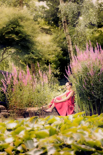 Mooi meisje in de tuin — Stockfoto