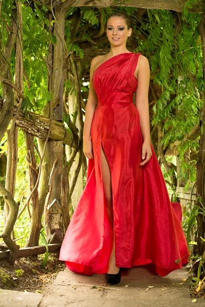 Belle femme en robe rouge — Photo