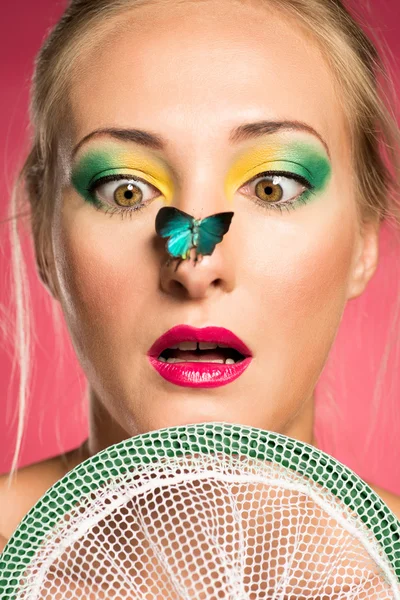 Mujer sorprendida con mariposa —  Fotos de Stock