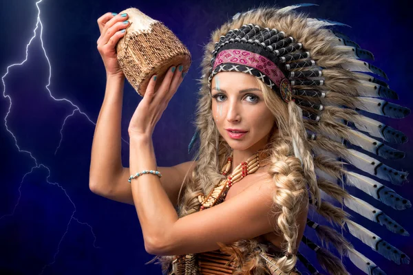 Beautiful woman in native American headpiece — Stock Photo, Image