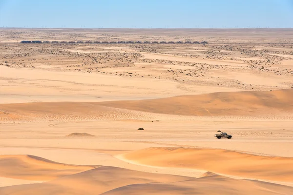 Zug und Auto in der Wüste in Namibia — Stockfoto