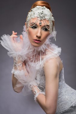 güzel bir kadın, beyaz korse