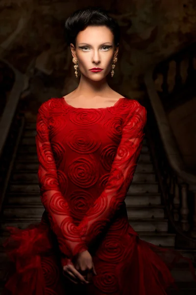 Gyönyörű nő piros ruhában. — Stock Fotó