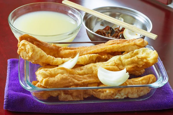 yakın çekim küçük pilav ve börek