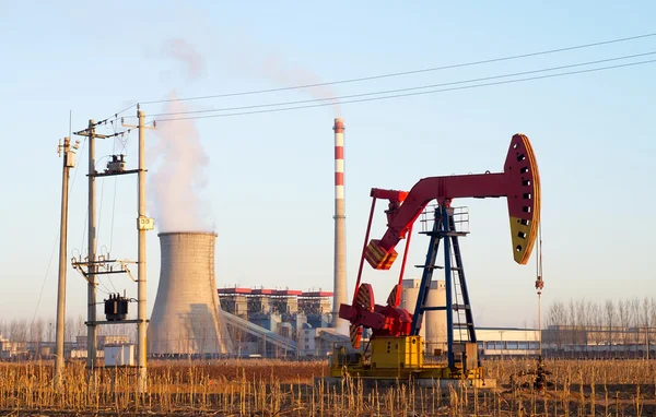 Thermal power plant and pumpjack — Stock Photo, Image