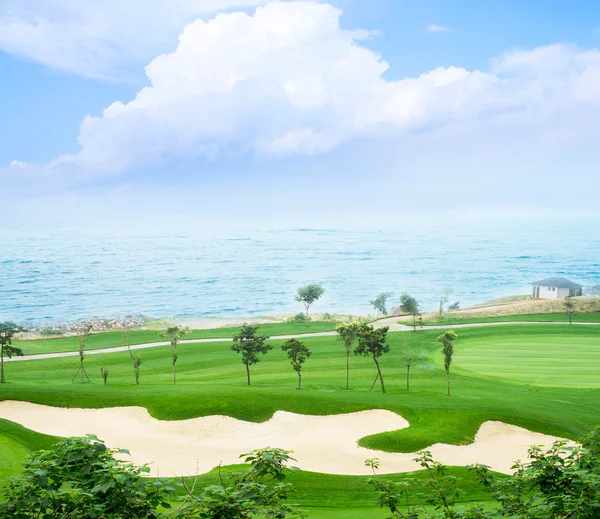 Golfplatz und Meer — Stockfoto