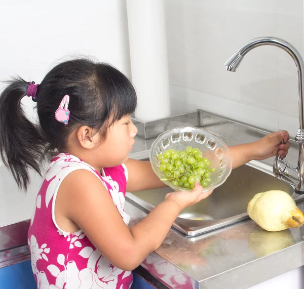 Niña lavar uvas —  Fotos de Stock