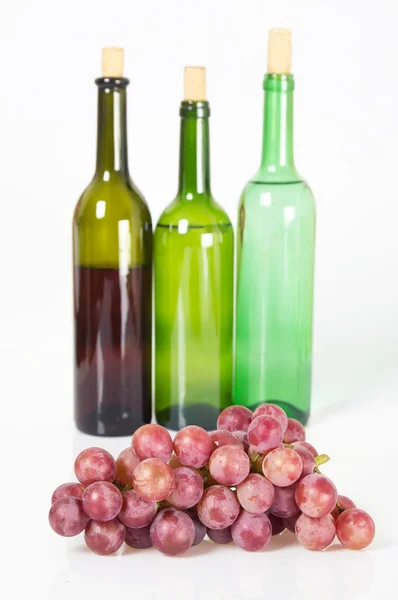 Uvas y botella de vino tinto —  Fotos de Stock