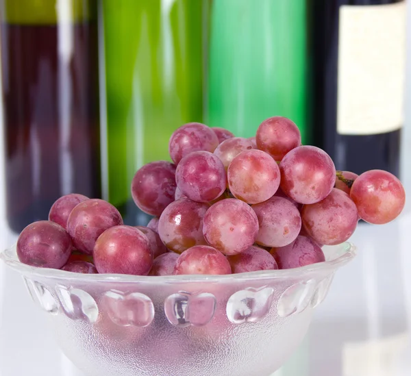 Виноград и бутылка красного вина — стоковое фото
