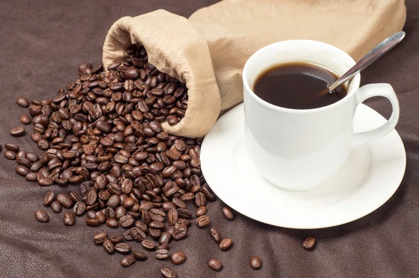 咖啡豆和咖啡杯子 — 图库照片