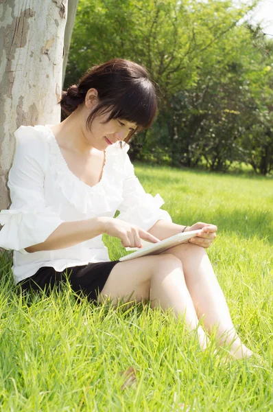 Tablet PC a woman — Stock Photo, Image