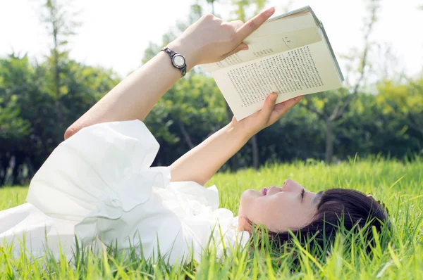 Woman reading woman — Stock Photo, Image