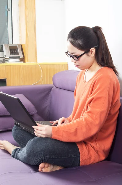 Menina usando um laptop — Fotografia de Stock