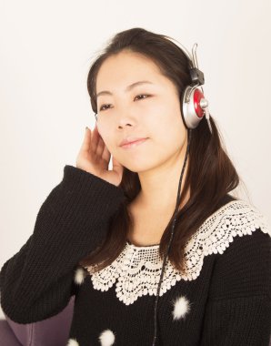 giyen kulaklık kadın