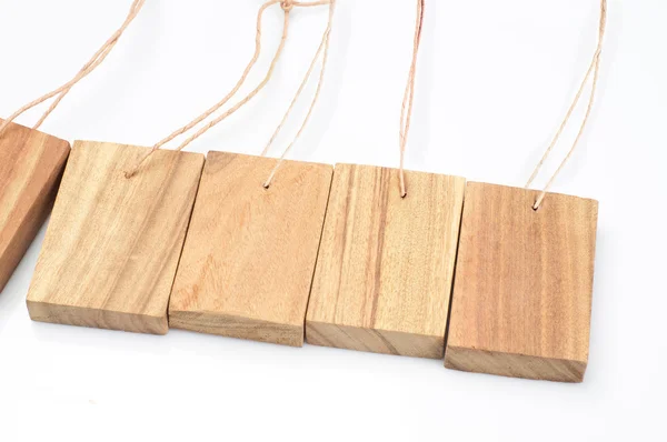 Куски древесной этикетки — стоковое фото