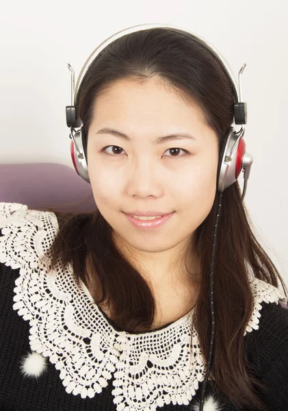 Chica usando auriculares —  Fotos de Stock