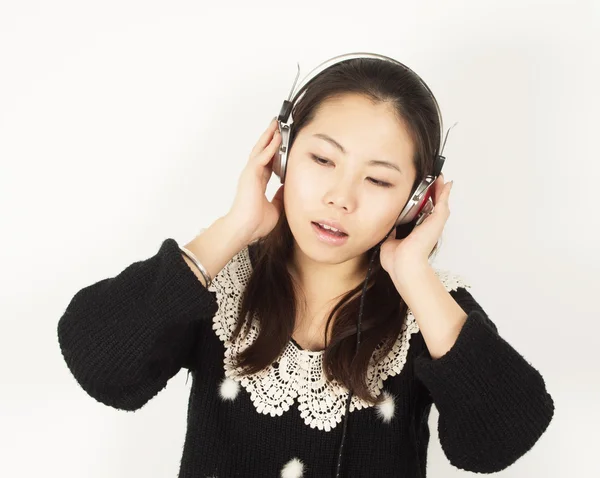 Woman listening to music — Stock Photo, Image