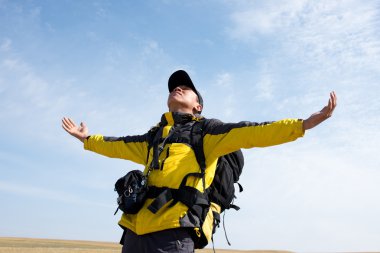 yürüyüşçüler doğa kucaklama