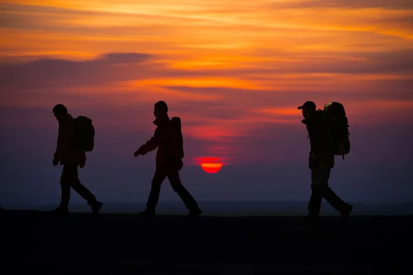 Silhouette escursionisti — Foto Stock