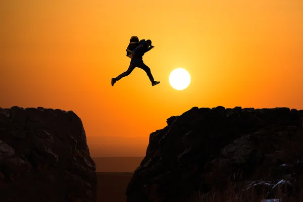 Hikers jumping — Stock Photo, Image