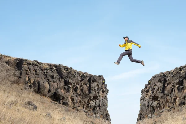 남자 점프 — 스톡 사진