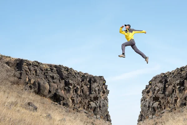 Homem salta — Fotografia de Stock